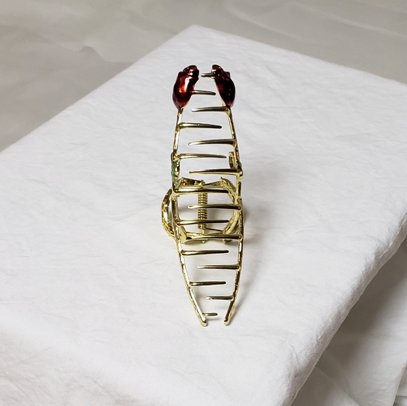 🌹 Giant Red Rose Jaw Hair Clip - Picture 5 of 7